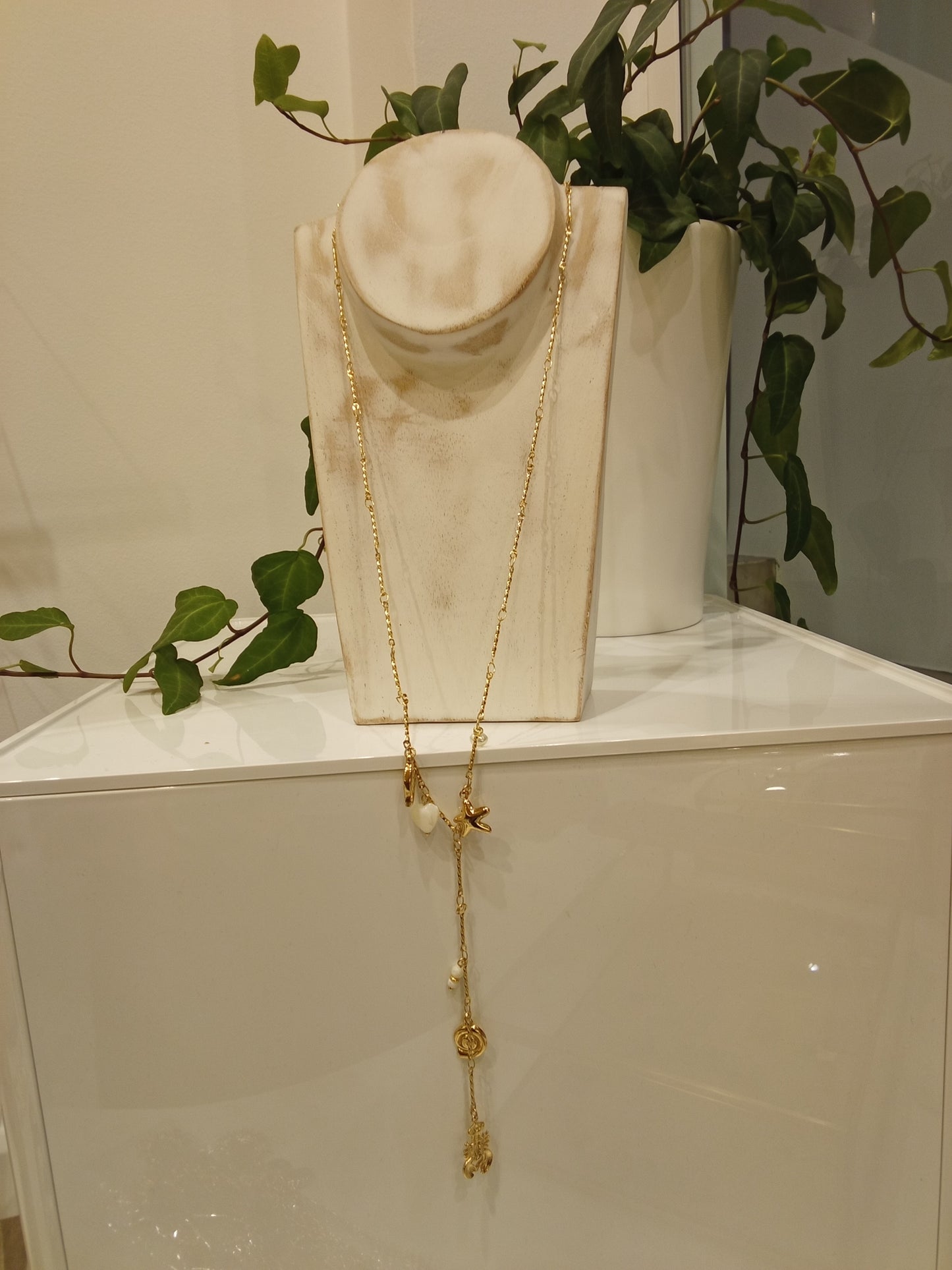 Long necklace with lobster shell fish and pearls charm