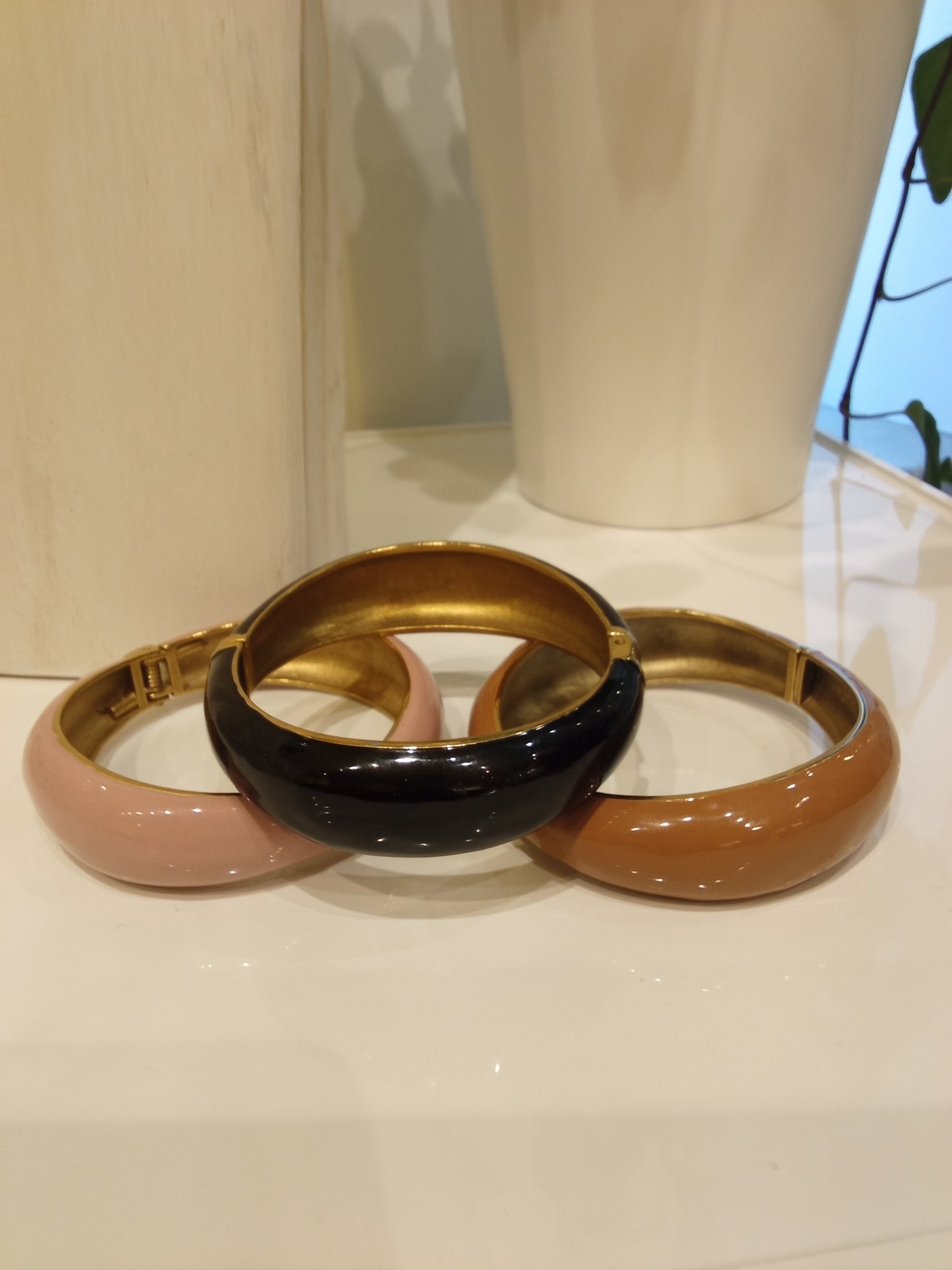 Hinged bangle bracelets