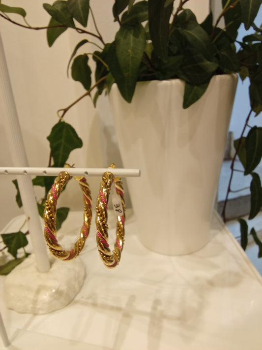 Twisted hoop earrings with pink details
