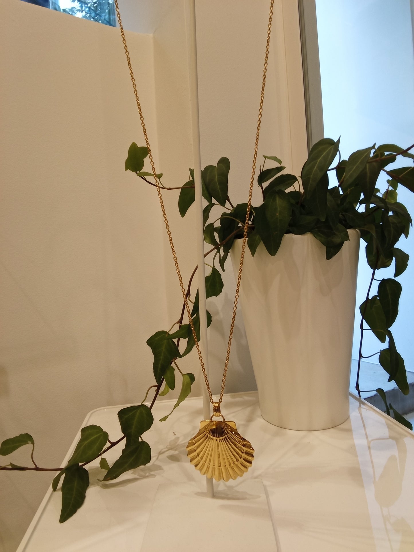 Long shell pendant necklace