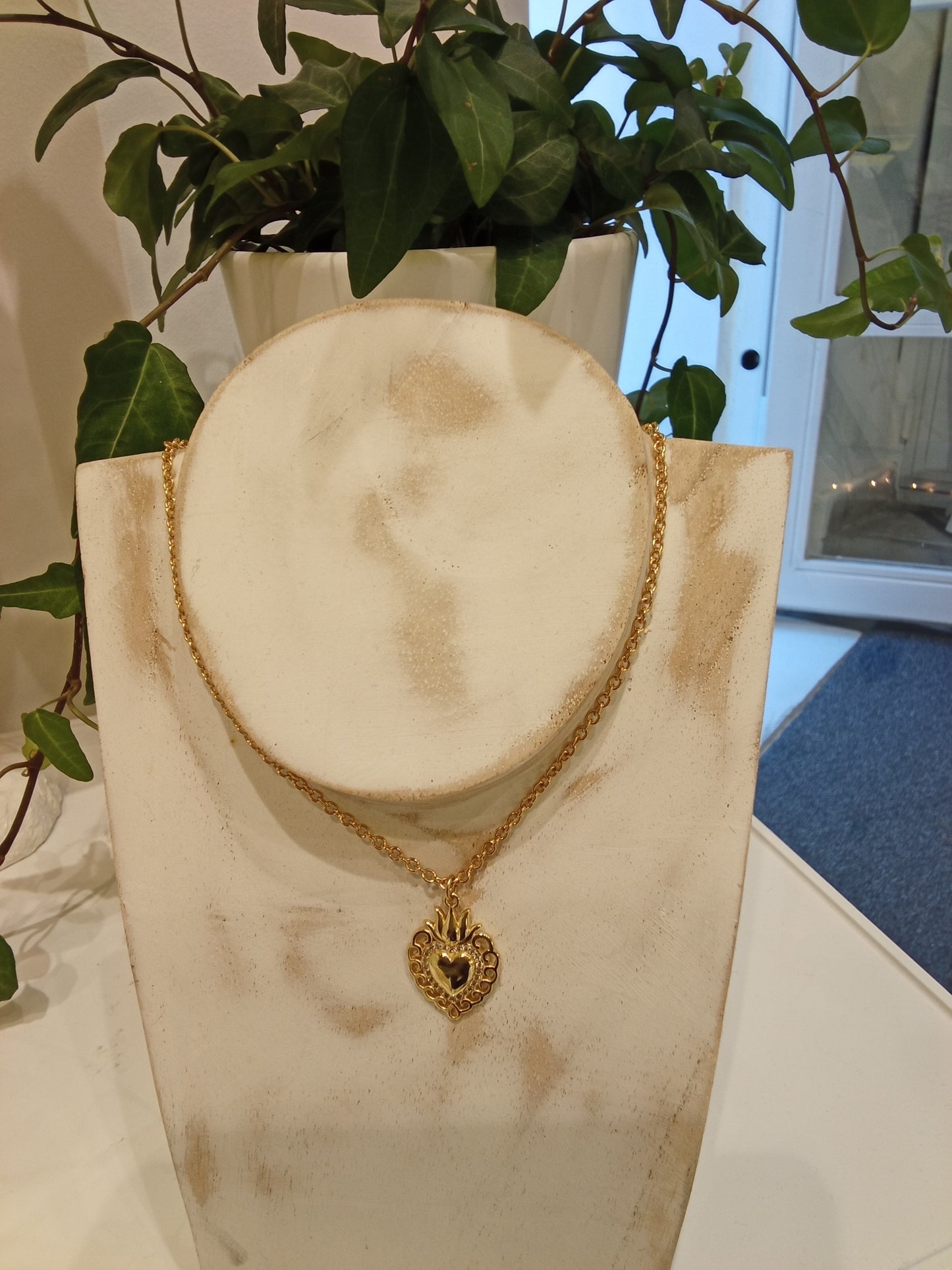 Sacred heart pendant necklace