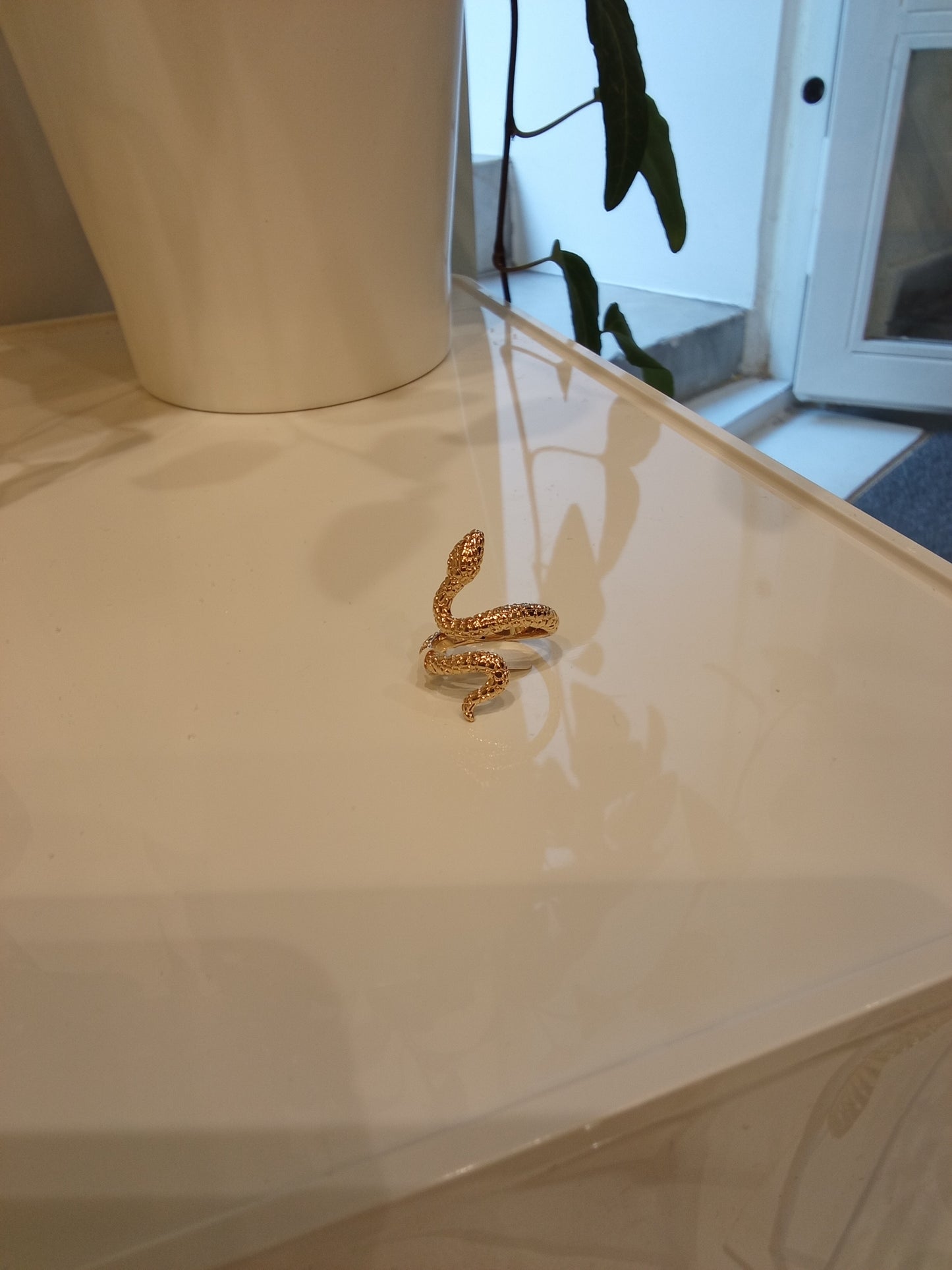 Twirled snake ring