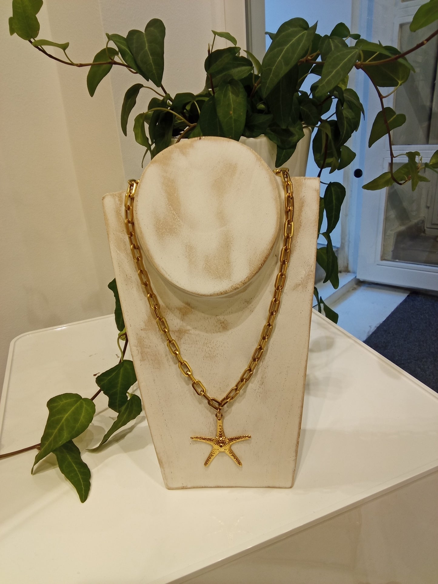 Star fish charm necklace