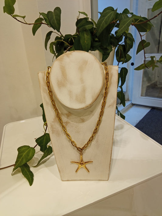 Star fish charm necklace