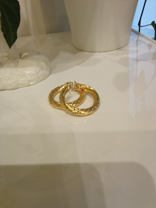Twisted round hoop earrings