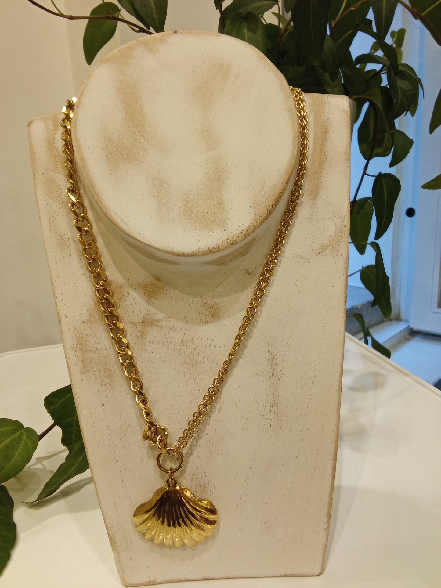 Shell pendant necklace with 2 different chain link