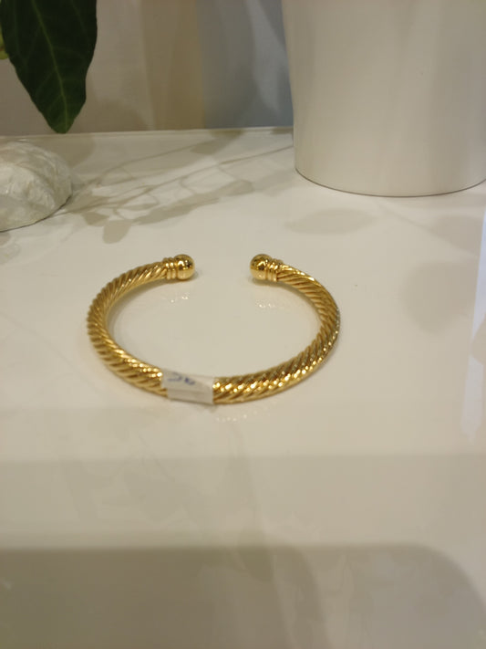 Cable cuff bracelet